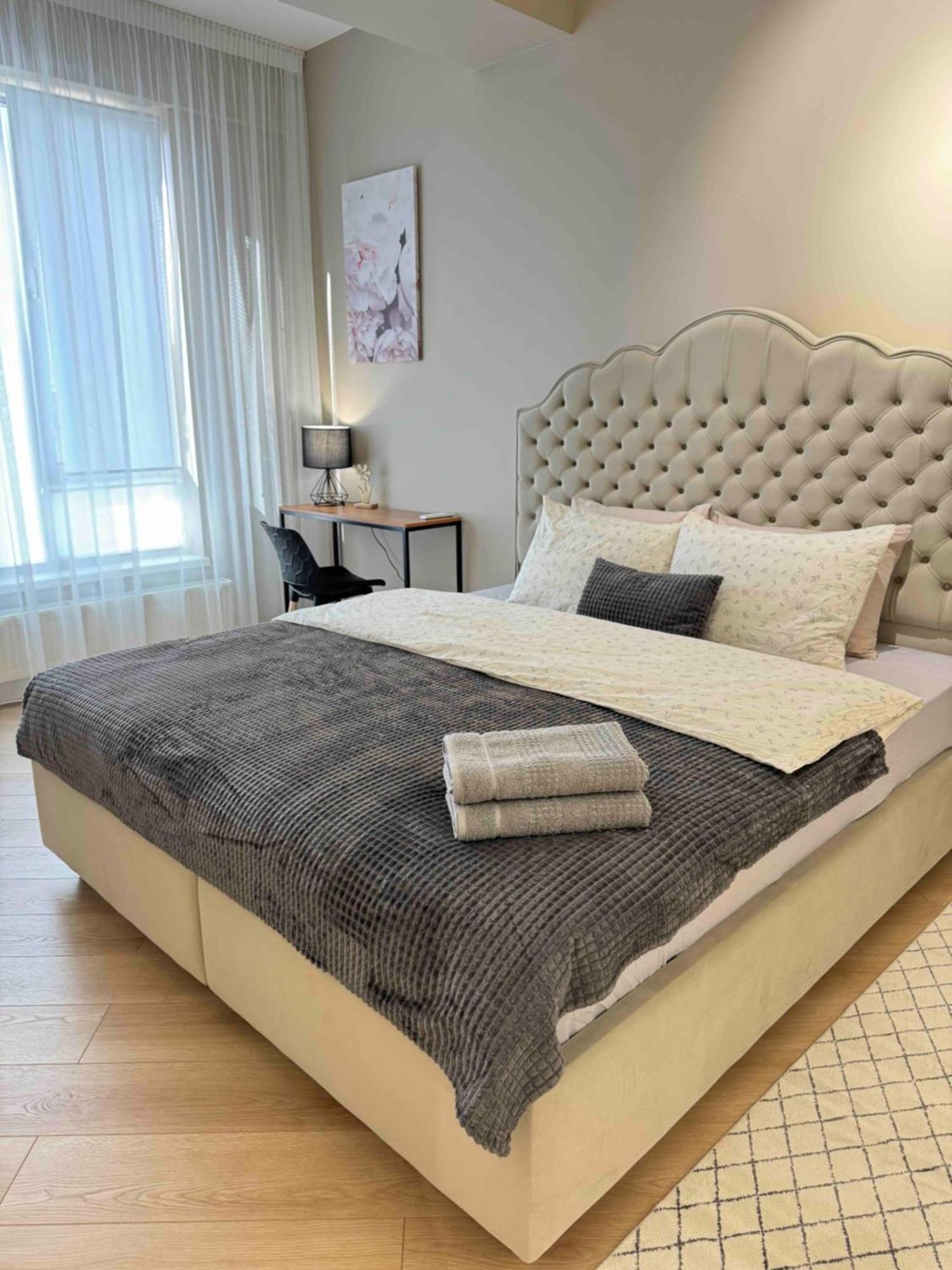 Rentnow Modern Business Apartment With 3 Bedrooms In Centre Chisinau Exterior photo